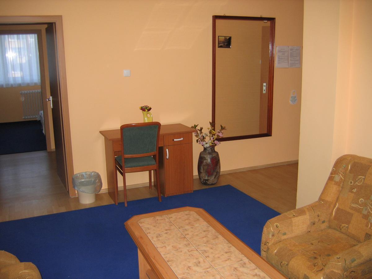 Hotel Ozd Ngoại thất bức ảnh